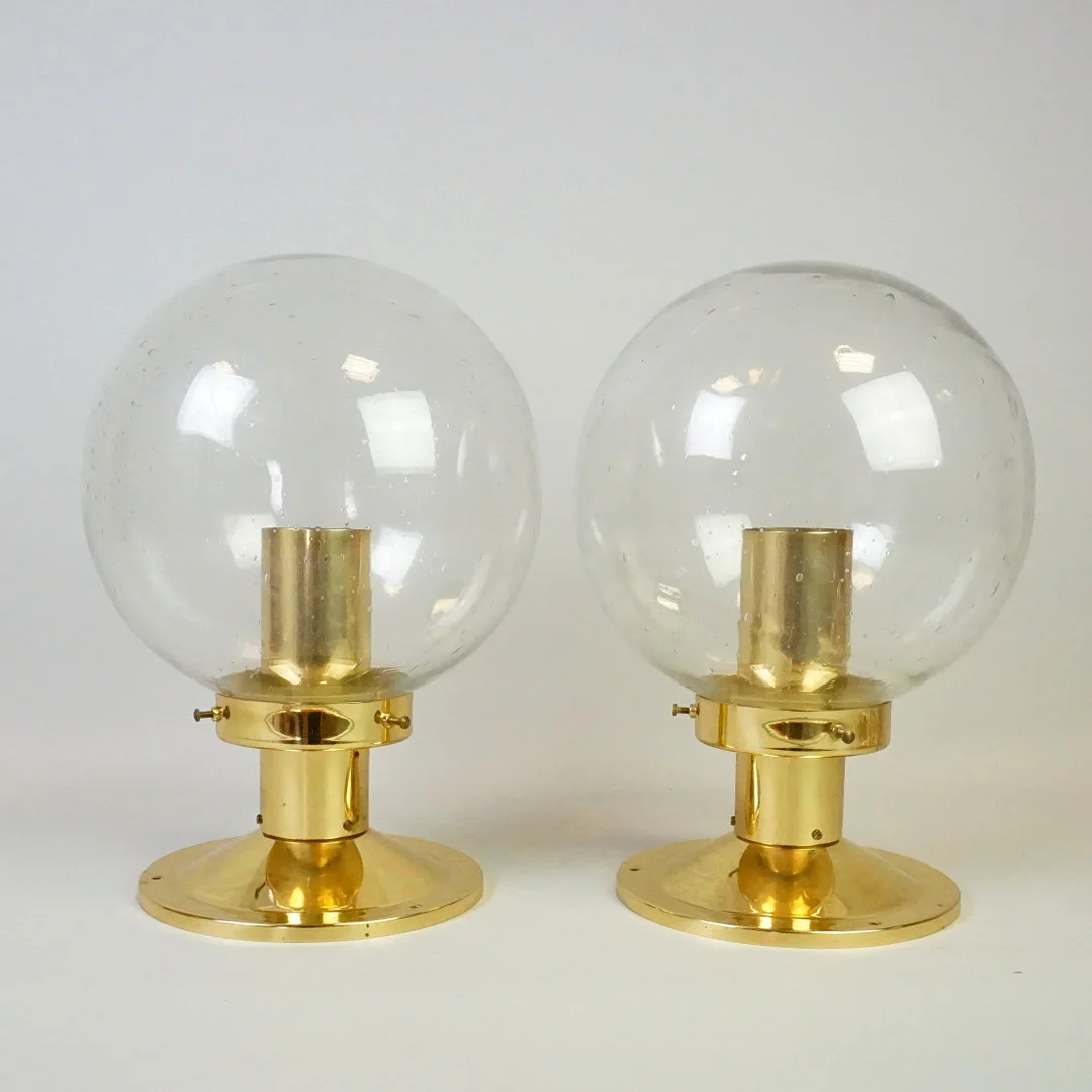 HANS-AGNE JAKOBSSON. Taklampor 2 st, 'Globus', modell T472, Markaryd, 1900-talets andra hälft. — Ceiling lights — Roslagens Auktionsverk
