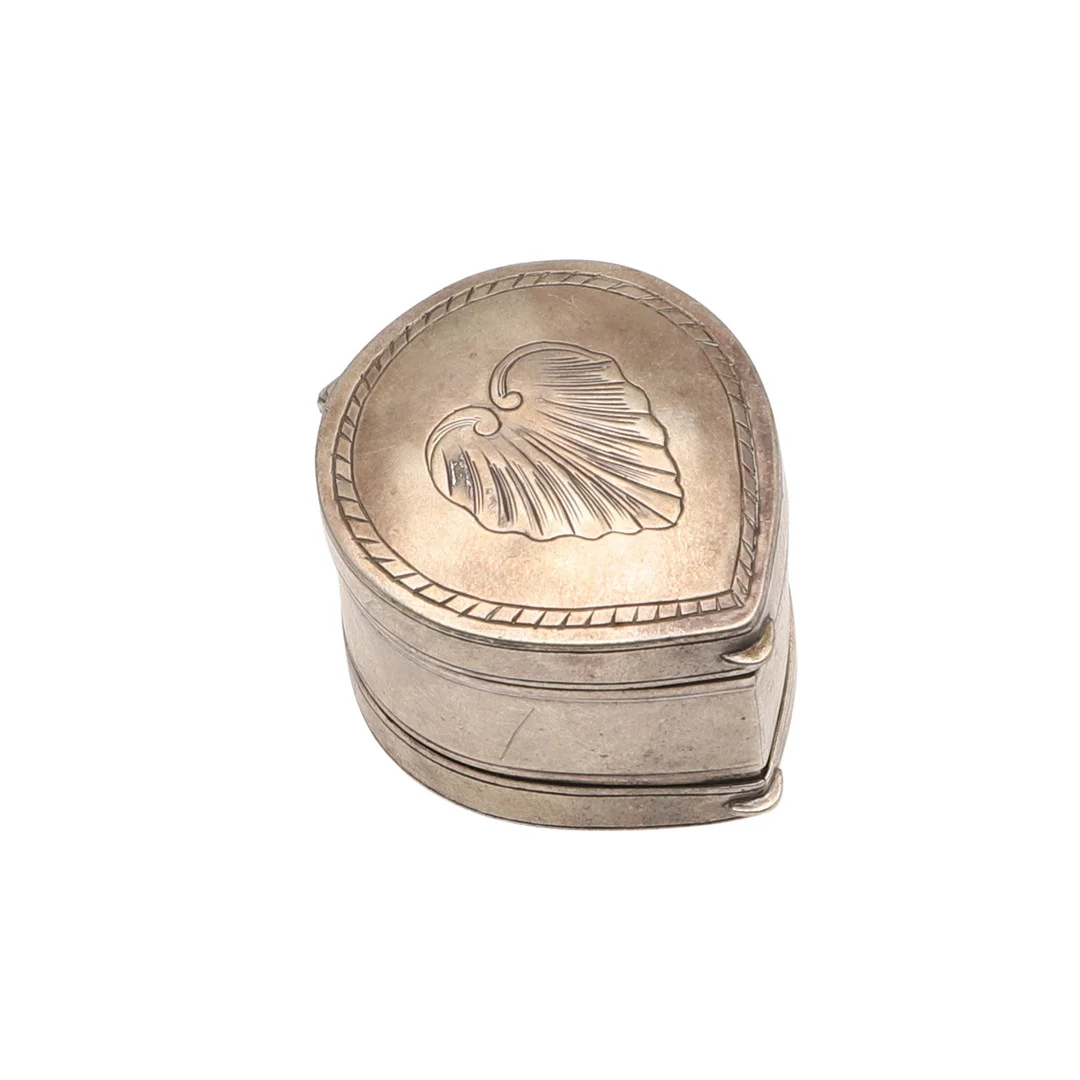 A LATE 17TH/ EARLY 18TH CENTURY SILVER TEAR DROP NUTMEG GRATER. — Silver — Lawrences Auctioneers