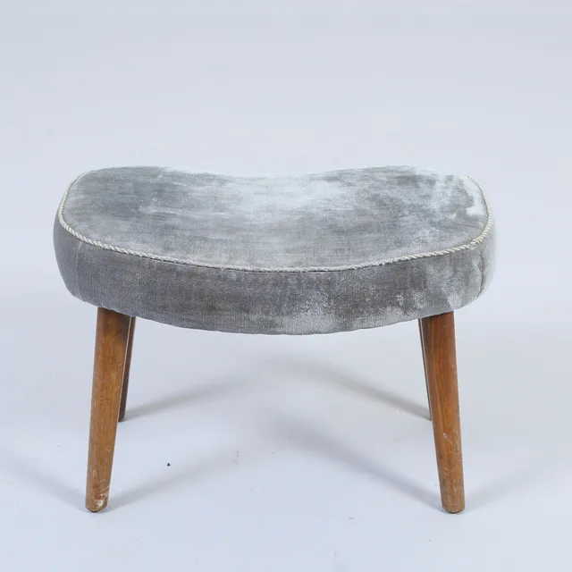 MADSEN & SCHUBELL. Fodkammel af egetræ, 1950'erne.