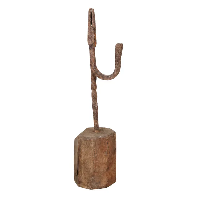 AN 18TH CENTURY WROUGHT IRON RUSH NIP.
