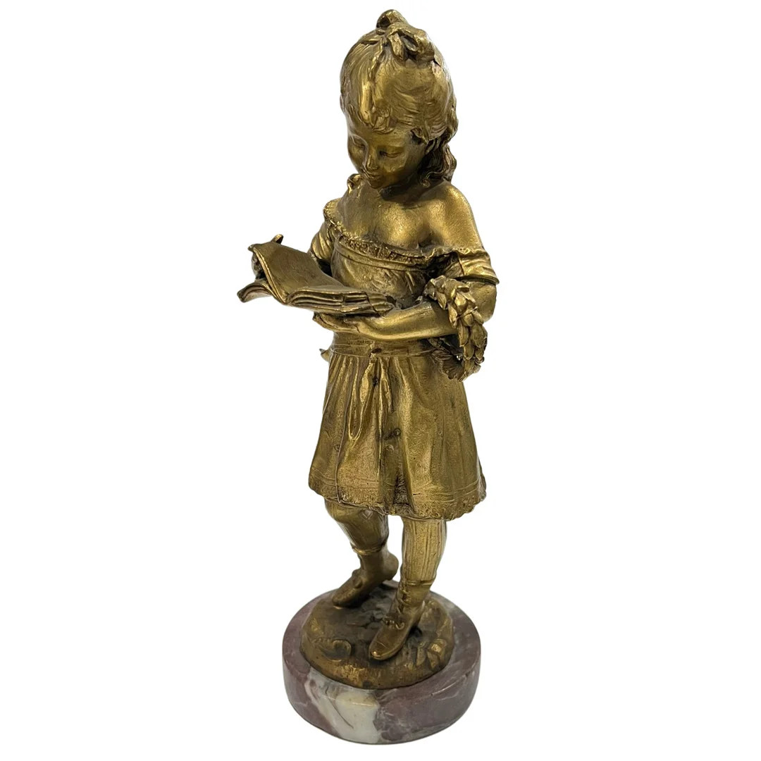 Figura de niña en calamina patinada dorada, Siglo XIX. — Sculptures & Bronzes — Arce Auctions