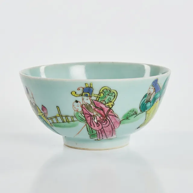 SKÅL, porslin, Kina, sen Qing (1644-1912), celadonglaserad och dekorerad med figurscen i famille rose, märke undertill i blåvit underglasyr.