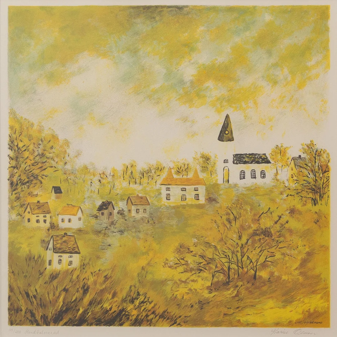 KARIN OLSSON. "Kyrkbyn", handkolorerarad litografi nr 119/200, signerad. — Engravings & Prints — Garpenhus Auktioner