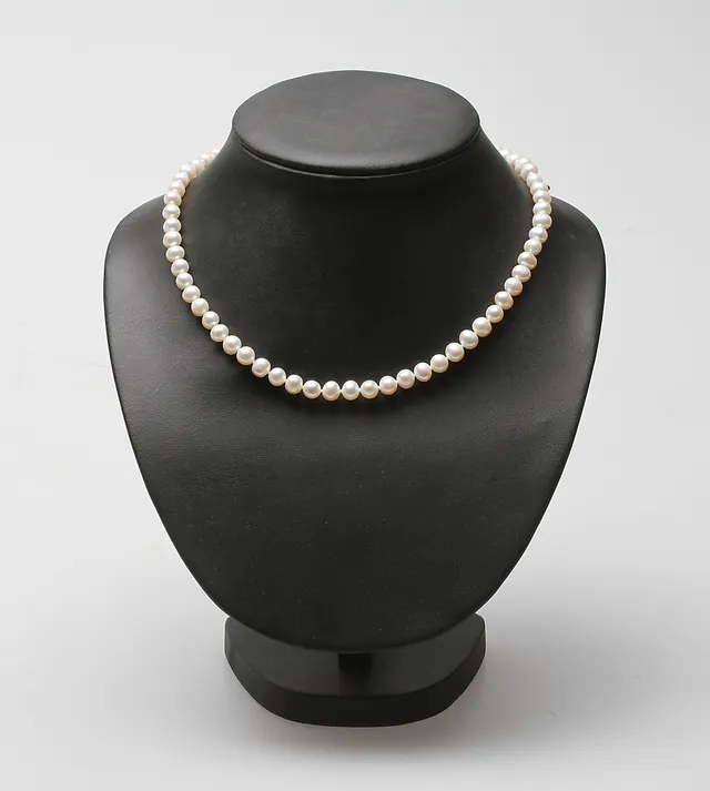 PÄRLCOLLIER, silverlås.