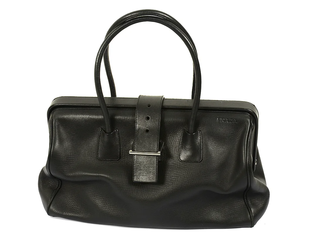 VÄSKA, PRADA, svart läder, 34x22x15cm, dustbag. — Accessoarer/Väskor — Kaplans