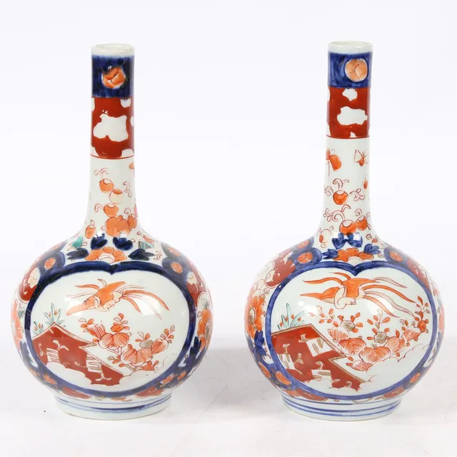 A PAIR OF JAPANESE IMARI BOTTLE VASES, 20TH CENTURY (2).