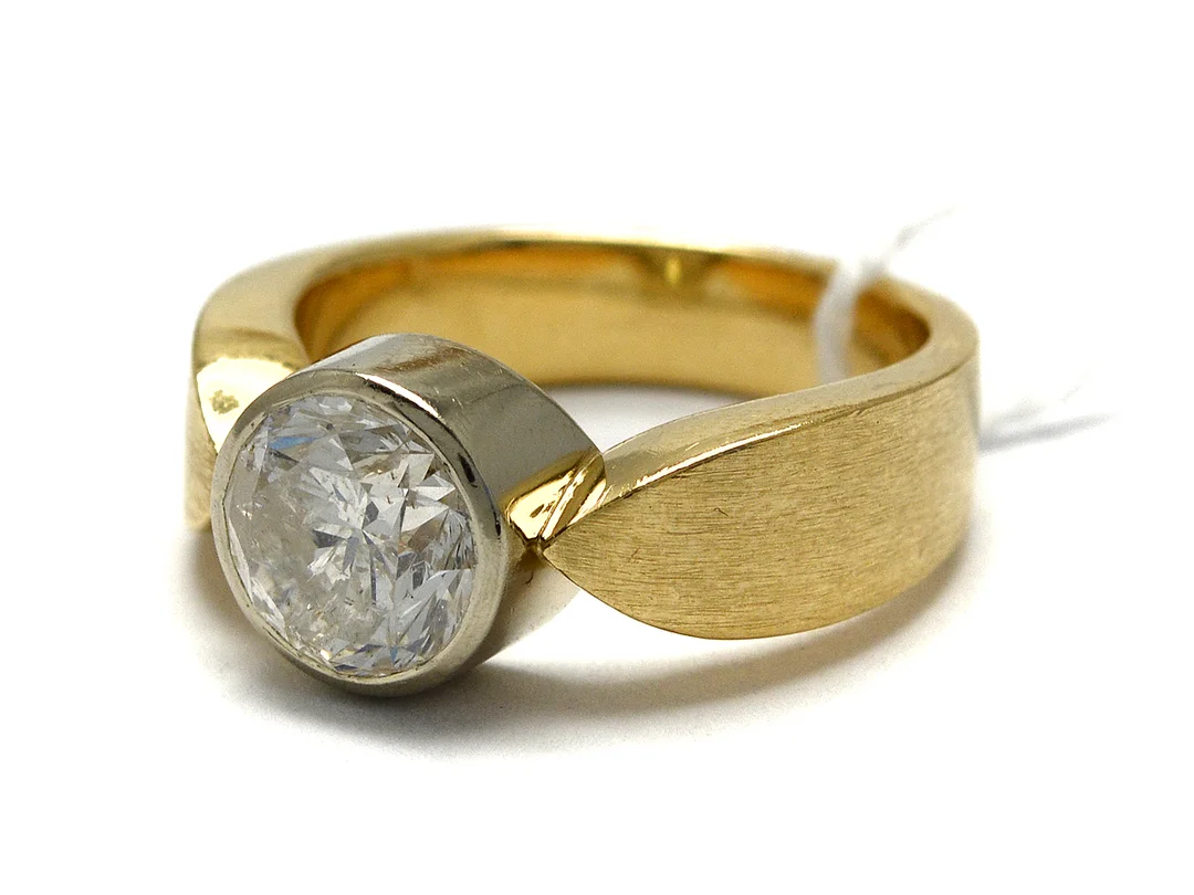 Ring 18K 8,7g Ø16, nagg i kanterna, med diamant 1xca.1,70ct, dålig kvalite — Smycken/Enstensring — Kaplans