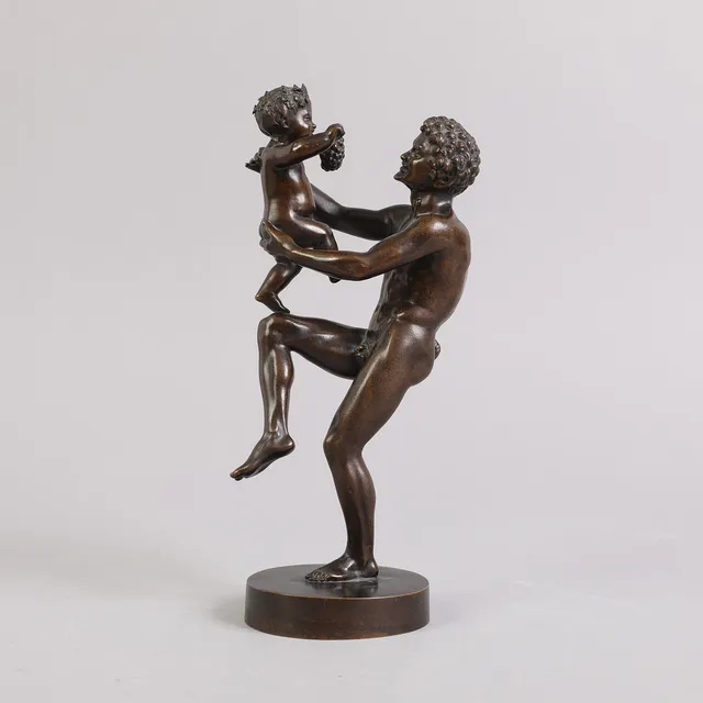 AUGUST WILHELM SAABYE (1823-1916). Skulptur af bruneret bronze, dansende satyr med Bacchusbarn med druer og løvkrans, ca. år 1900.