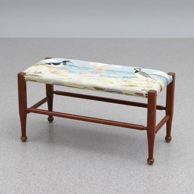 JOSEF FRANK. PALL. Mahogny med textilklädsel. Svenskt Tenn, modell 2009. Omärkt.