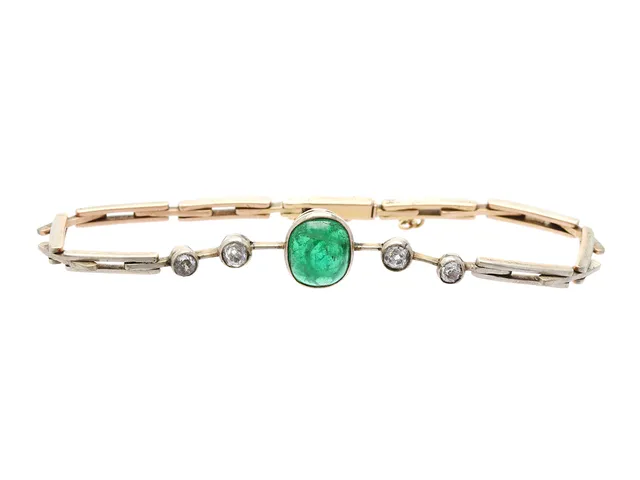 ARMBAND, 18K guld/silver, cabochonslipad smaragd ca 2,0 ct, 4 gammalslipade diamanter ca 0,60 ctv, längd 17,5 cm, vikt 9,4 g.