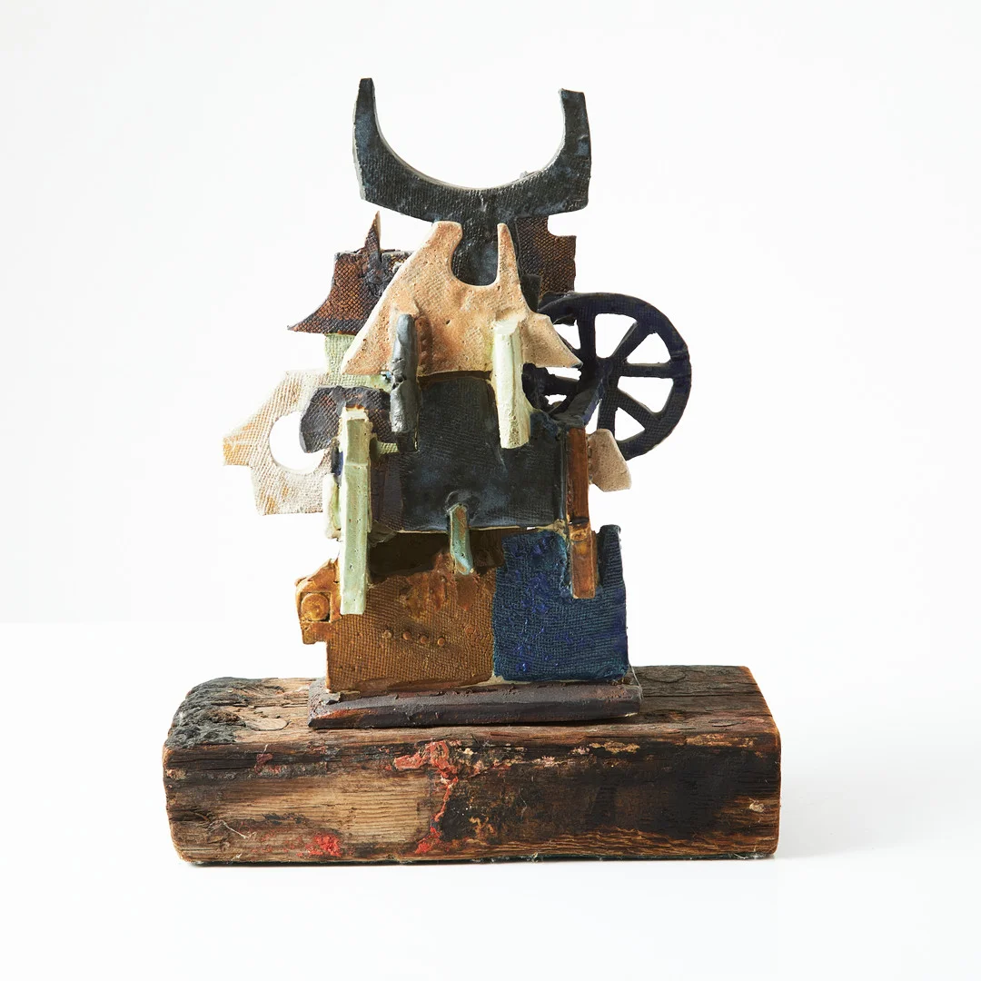 ALF JARNESTAD (1923-2008): Skulptur, signerad och daterad Jarnestad -76, glaserat stengods, på träsockel. — European — Stockholms Auktionsverk Magasin 5