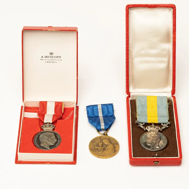 FÖRTJÄNSTMEDALJER, 3 st, delvis silver, bl.a frivilliga sjukvården, 1940-tal.