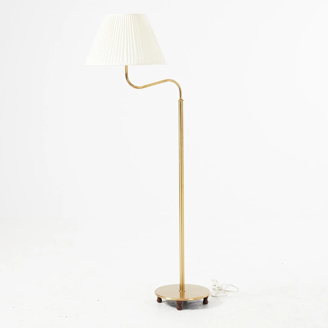 JOSEF FRANK. "Lilla kamelen", golvlampa, Firma Svenskt Tenn. — Floor lights — Stockholms Auktionsverk Magasin 5