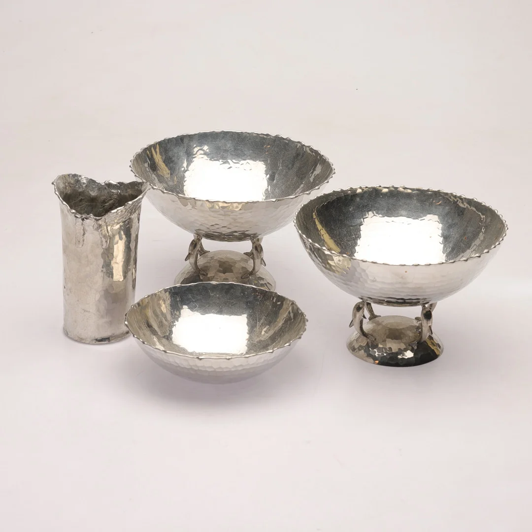 CHRISTER WIDE. tennföremål, 4 st, Kolmården, 1900-talets andra hälft. — Pewter, Brass & Copper — Gomér & Andersson Norrköping