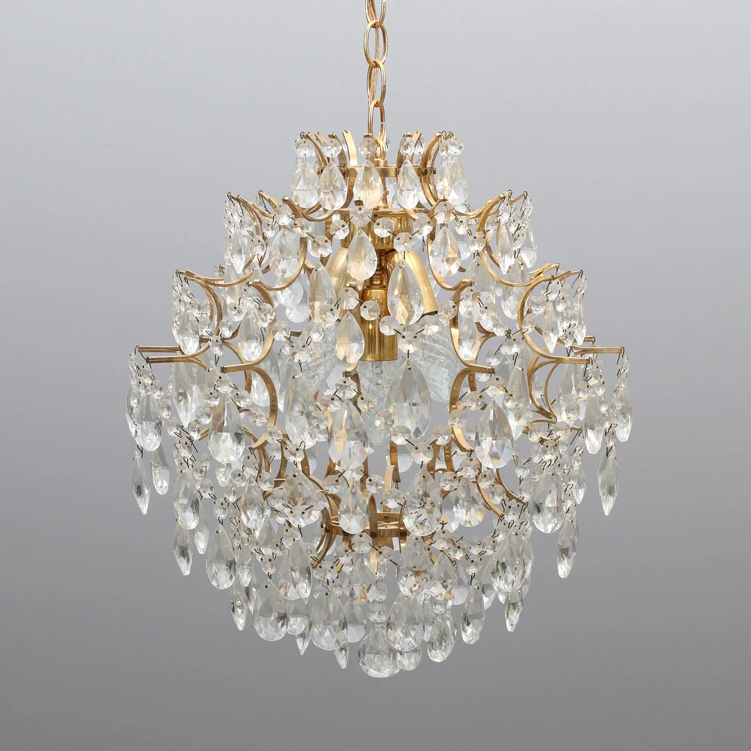 TAKARMATUR MED PRISMOR. Förgylld mässingsstomme med glasprismor. 1900-talets andra hälft. — Ceiling lights — Skånes Auktionsverk