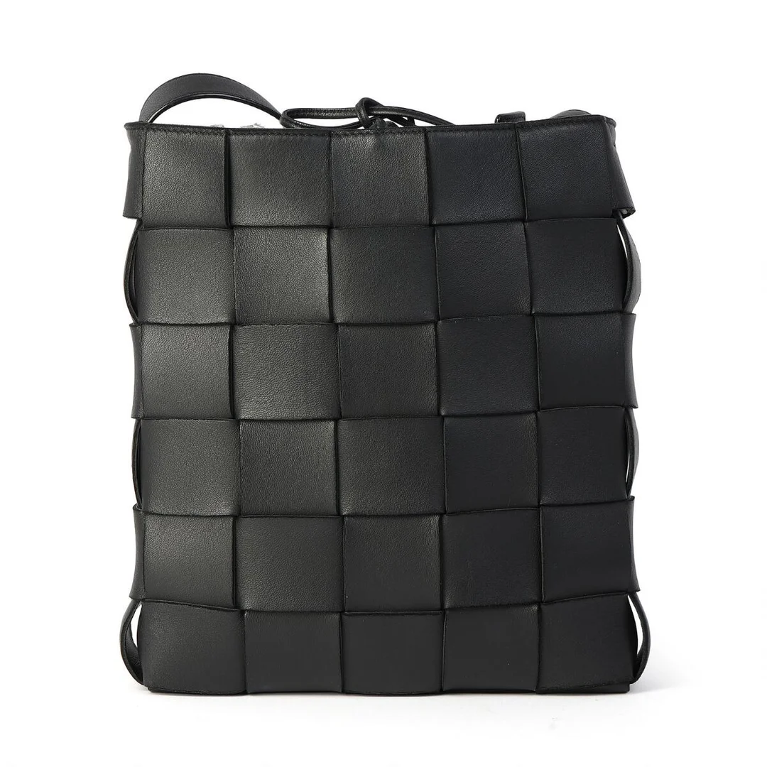 A “Cassette” bag of black woven leather with silver tone hardware, shoulder strap, one compartment with a tie ribbon and two interior pockets. H. 18 x W. 23 x D. 6 cm. — Designer Handbags & Fashion/Designer Handbags — Bruun Rasmussen