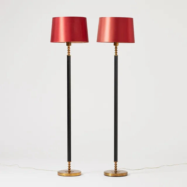ARVID BÖHLMARKS LAMPFABRIK. Golvlampor, ett par, 1960-tal, modell 15784, mässing och svärtad metall, invändig opalkupa.