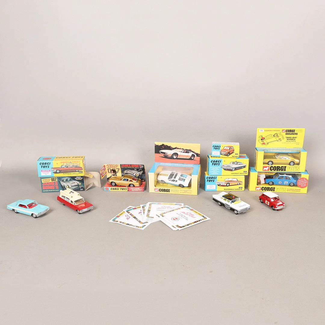 EIGHT BOXED CONTEMPORARY CORGI CARS (8). — Model cars — Bishop & Miller