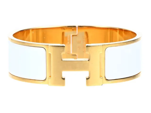 HERMÈS, ARMRING, Clic Clac H Bracelet, vit emalj, guldfärgade beslag, bredd 2 cm, diameter 5,5 cm, repor. Good Condition.