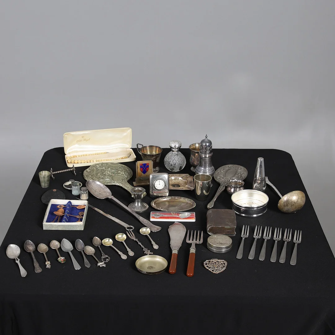 A MIXED LOT OF SILVER PLATE. — Silver plated — Lawrences Auctioneers