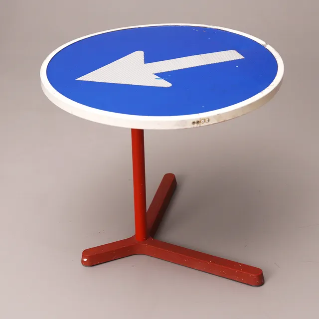 MESA "SEÑAL DE TRÁFICO". HIERRO.