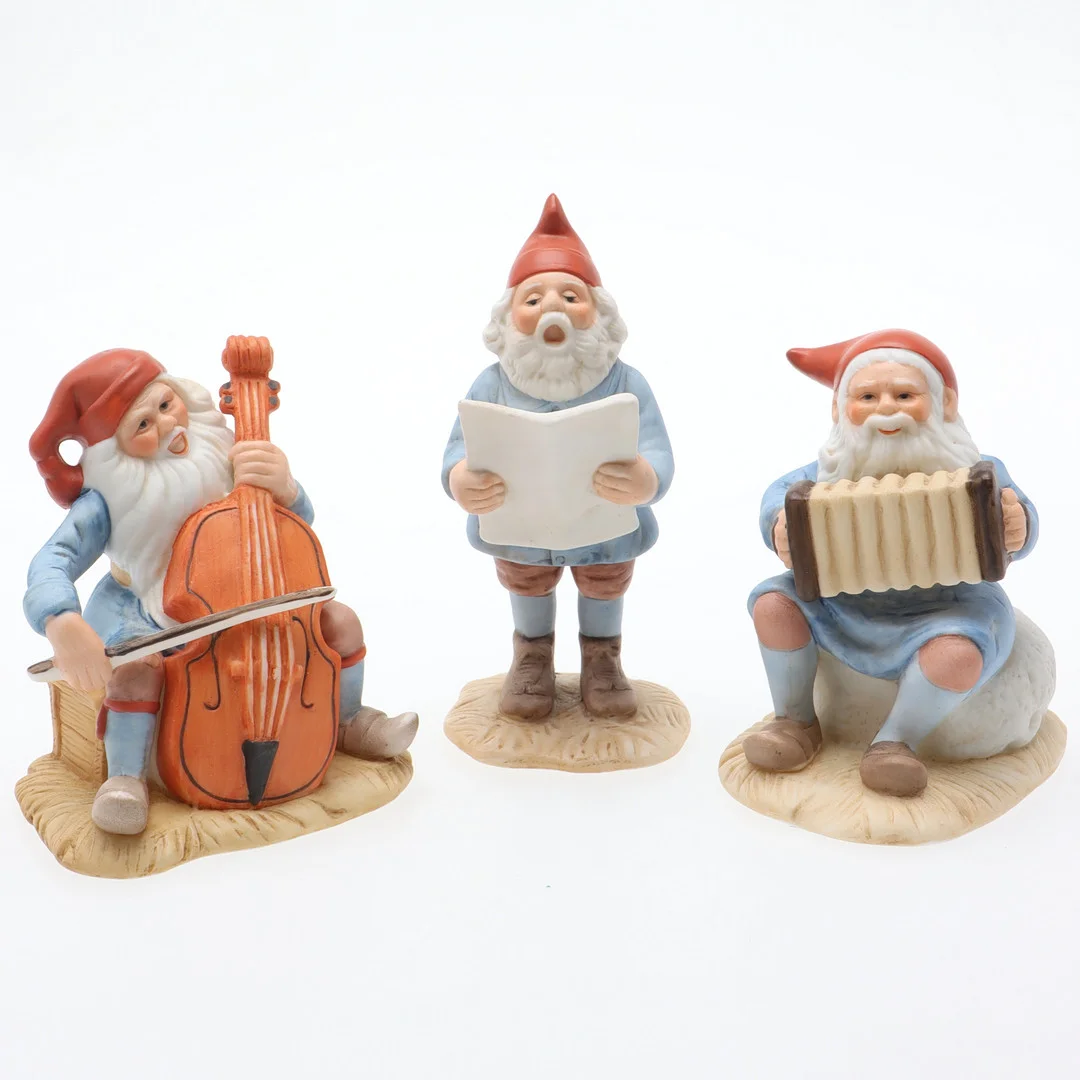 JENNY NYSTRÖM. Efter. Tomtar, 3 st, porslin, "Musikanter", Kalmar Läns Museum. — European — Ekenbergs Auktioner