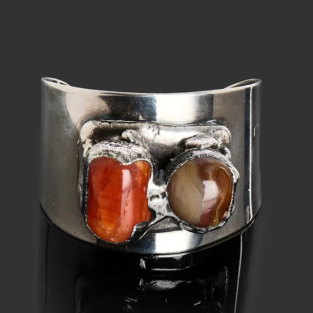 JACOB HULL. Armring, försilvrad metall med agat, Danmark.