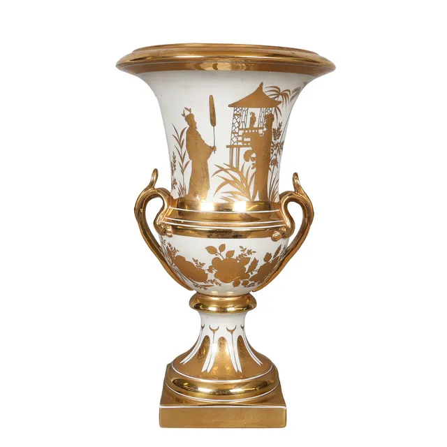 A LARGE PORCELAIN URN SHAPED VASE, BEARING MEISSEN STYLE MARKS.