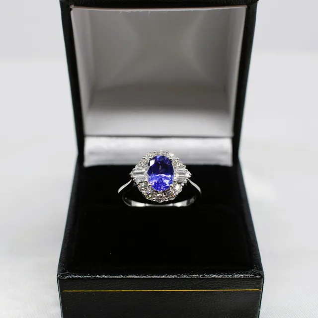 DIAMOND & TANZANITE 18K GOLD RING.