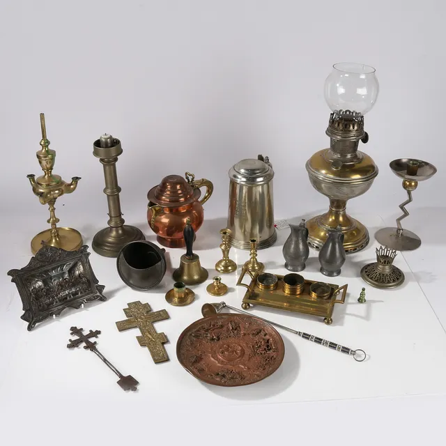 A QUANTITY OF VARIOUS METALWARE TO INCLUDE BRASS AND PEWTER (QTY).