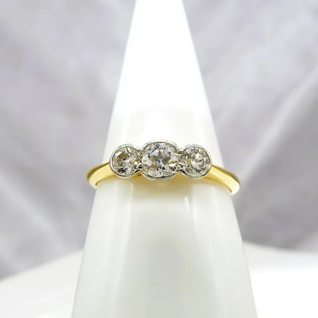 VICTORIAN TRILOGY RING 18CT.