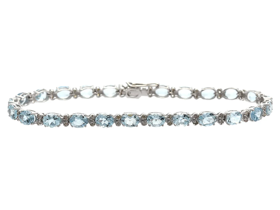 ARMBAND, 18K vitguld, akvamariner ca 7,20 ctv, åttkantslipade diamanter ca 0,55 ctv, ca Cape-Light Brown/P, längd 18 cm, vikt 7,5 g, nagg på diamanter. — Smycken/Armband — Kaplans