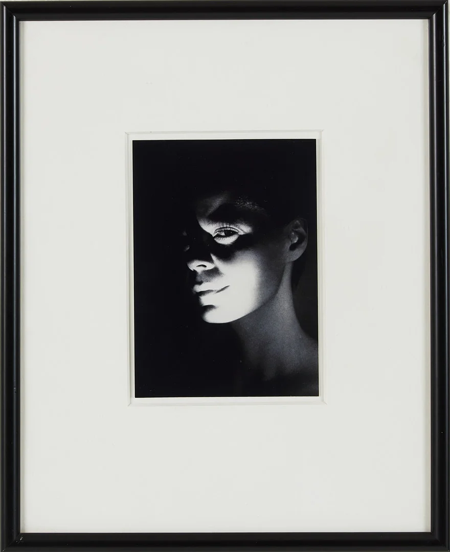 EVA KLASSON. Självporträtt, signerad a tergo, Paris, 1975 (print 2008). — Photography — Stockholms Auktionsverk Magasin 5