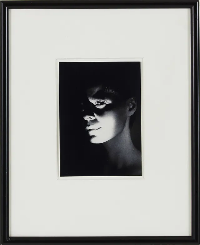 EVA KLASSON. Självporträtt, signerad a tergo, Paris, 1975 (print 2008).