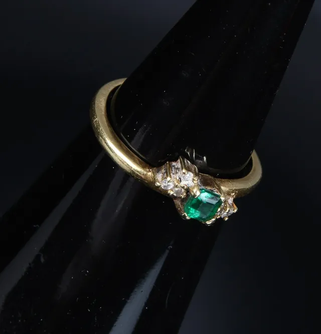 Gold ring with emerald and diamonds, 9 kt. gold