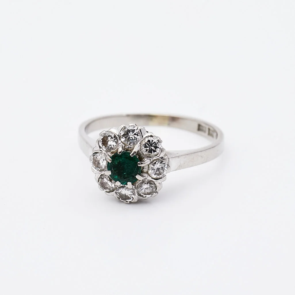 RING, 18 k vitguld, Smaragd bekransad av 8 st diamanter, totalt 0,51 ct enligt gravyr, Petterssons Eftr Juvelerar Ab Joh, Stockholm, 1967. — Rings — Stockholms Auktionsverk Sickla