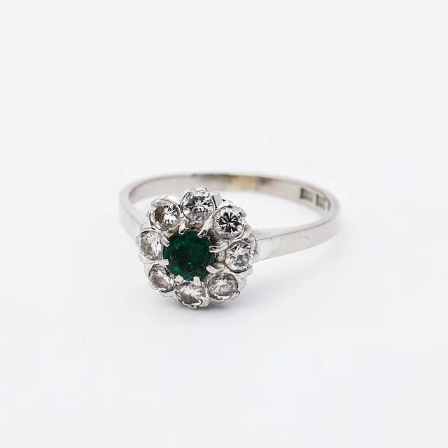 RING, 18 k vitguld, Smaragd bekransad av 8 st diamanter, totalt 0,51 ct enligt gravyr, Petterssons Eftr Juvelerar Ab Joh, Stockholm, 1967.