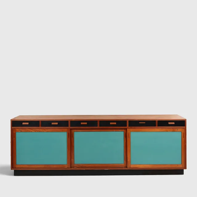 A. AHLSTRÖM OSAKEYHTIÖ. Skænk af teaktræ, front med skydelåger og skuffer belagt med formica, Finland, ca. 1960'erne.