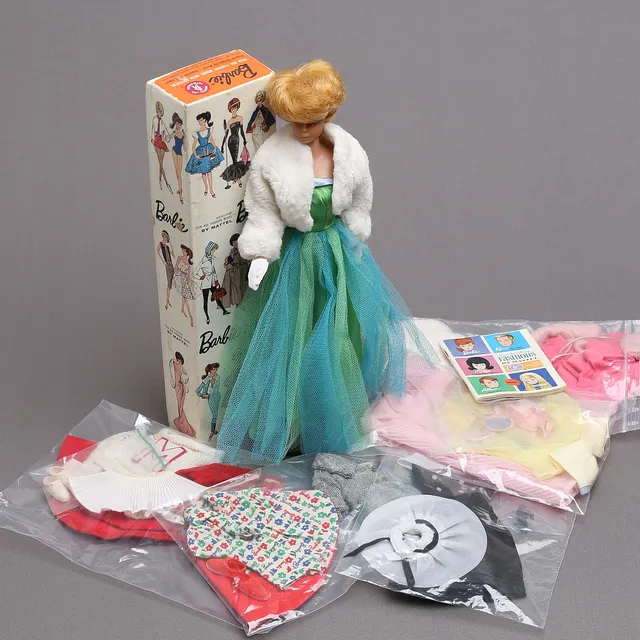 MATTEL INC, "Barbie", platinum bubble cut, med originalkartong, kläder, 1960-tal.