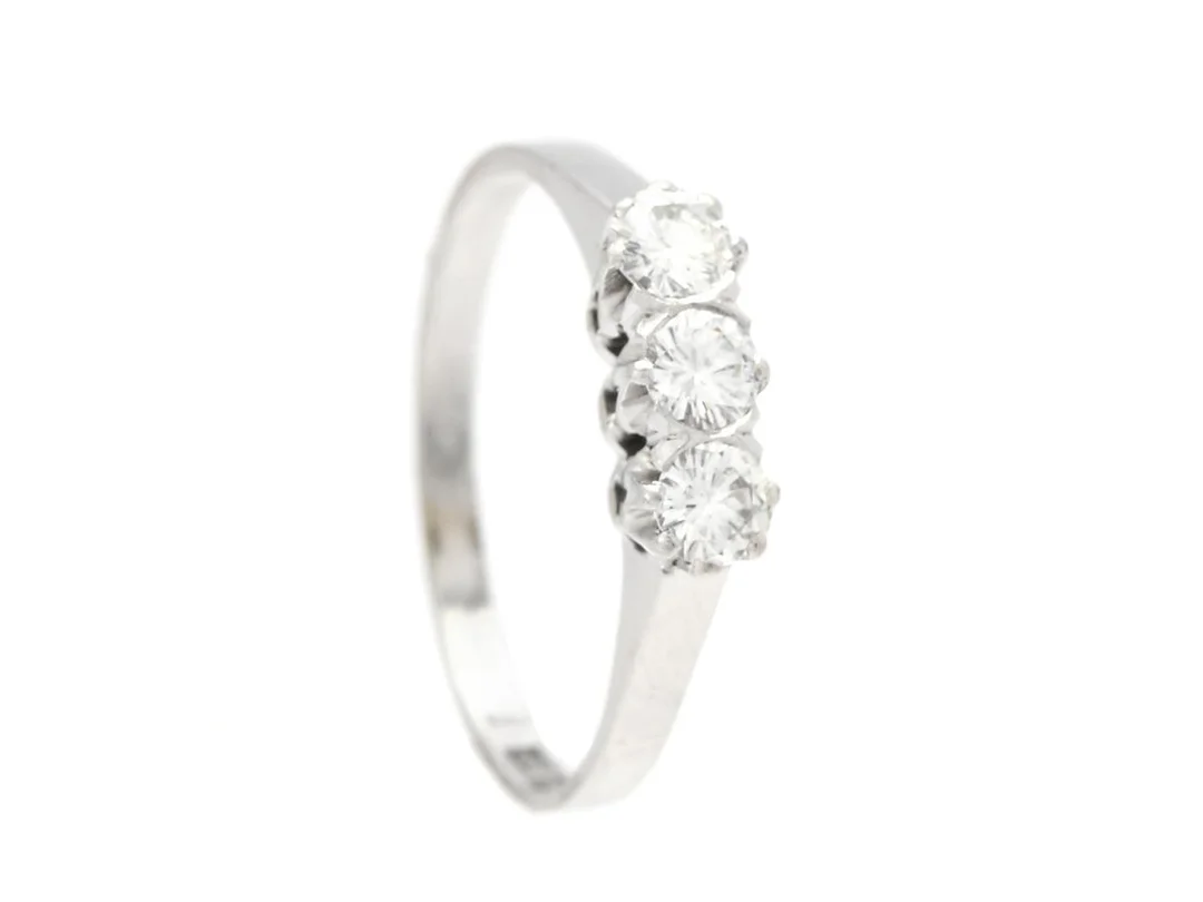 TRESTENSRING, 18K vitguld, briljantslipade diamanter ca 0,40 ctv, ca TW/VS, John Petterssons, Stockholm 1963, stl 17,5 mm, vikt 2,6 g. — Smycken/Trestensring — Kaplans