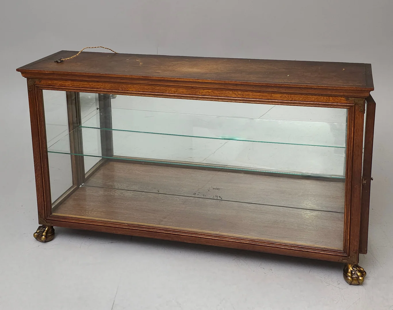 VITRINA CON LUZ EN MADERA CON CRISTALES. PRINCIPIOS SIGLO XX. — Other — Barcelona Auctions