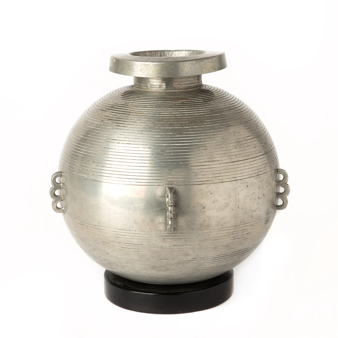 SYLVIA STAVE. TILLSKRIVEN. Vas, tenn, modell 5497, C.G Hallberg, 1930/40-tal. — Pewter, Brass & Copper — Stockholms Auktionsverk Göteborg
