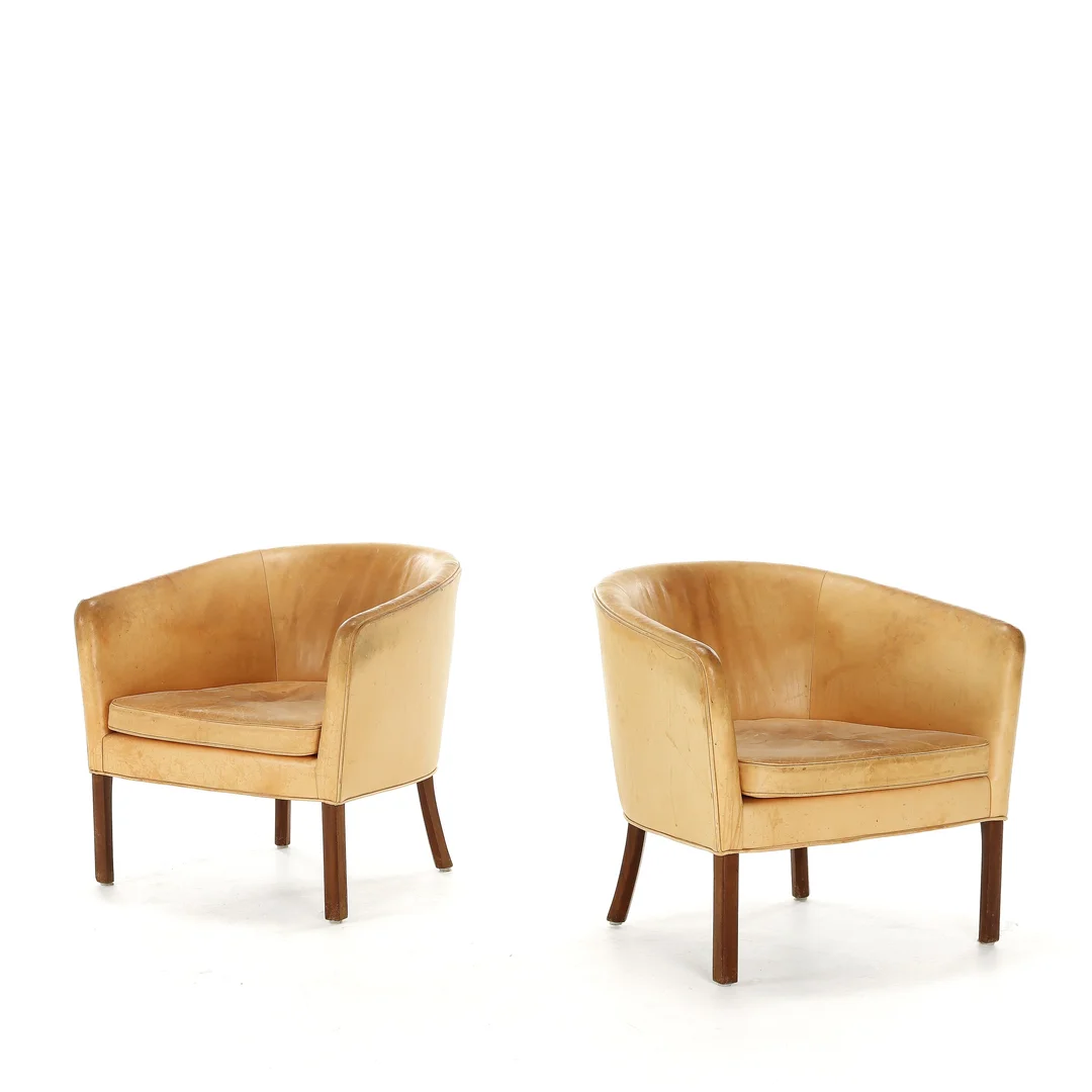 Ole Wanscher for A.J. Iversen. A pair of armchairs upholstered in natural leather (2) — Furniture/Lounge chairs — Lauritz