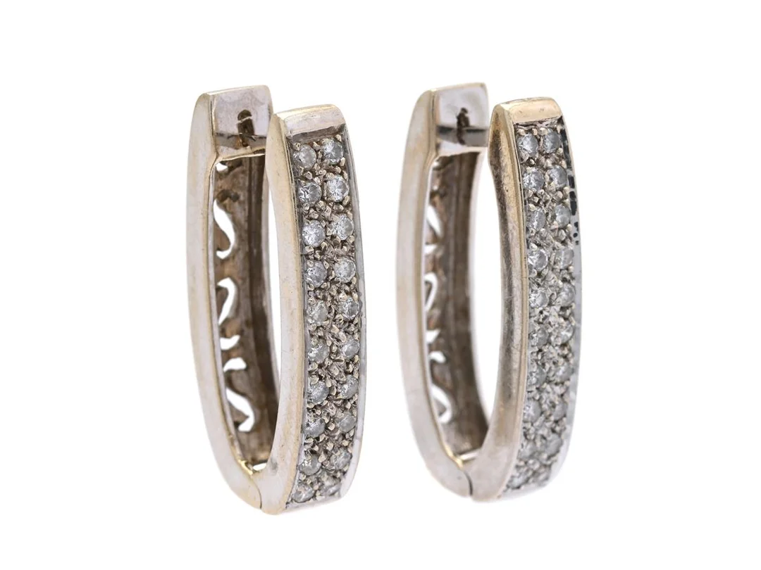 ÖRHÄNGEN, 18K vitguld, 40 briljantslipade diamanter ca 0,40 ctv, ca TW-Cr(G-J)/SI-P, längd ca 2 cm, vikt 7,0 g, några diamanter har nagg. — Smycken/Örhängen — Kaplans