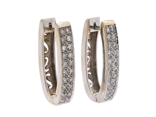 ÖRHÄNGEN, 18K vitguld, 40 briljantslipade diamanter ca 0,40 ctv, ca TW-Cr(G-J)/SI-P, längd ca 2 cm, vikt 7,0 g, några diamanter har nagg.