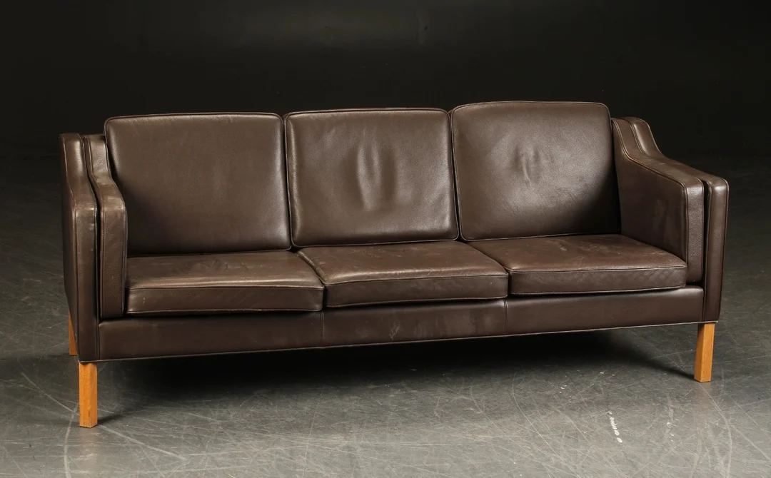 Hurup Møbelfabrik. Tre-pers. sofa, brun læder og eg — Furniture/Lounge suites, sofas — Lauritz