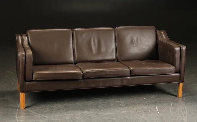 Hurup Møbelfabrik. Tre-pers. sofa, brun læder og eg