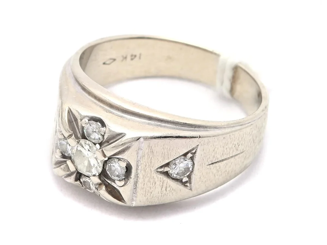 Ring 14K vitguld, 9,3g, Ø19¾, med diamanter 1xca0,30ct, 2xca0,07ct, 4xca0,05ct — Smycken/Ring — Kaplans