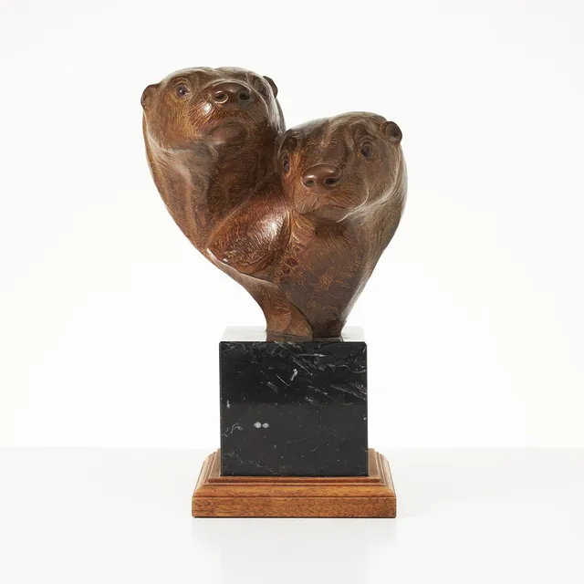 KENT ULLBERG. Uttrar, skulptur i patinerad brons, med bas i sten, signerad Ullberg, numrerad 35/50.