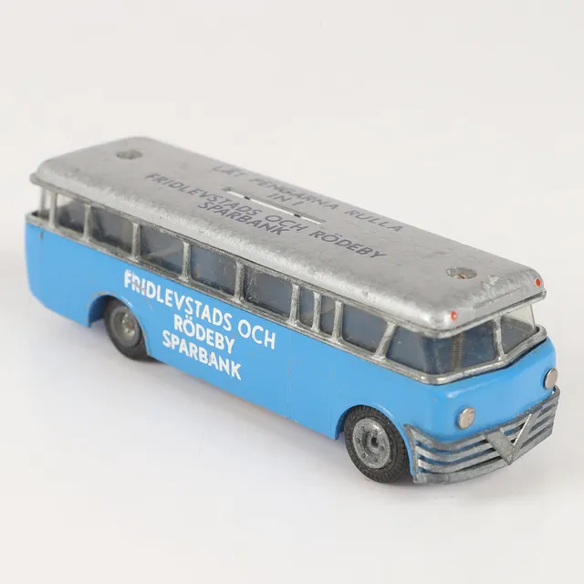 SPARBÖSSA i form av buss, Fridlevstads och Rödeby sparbank.